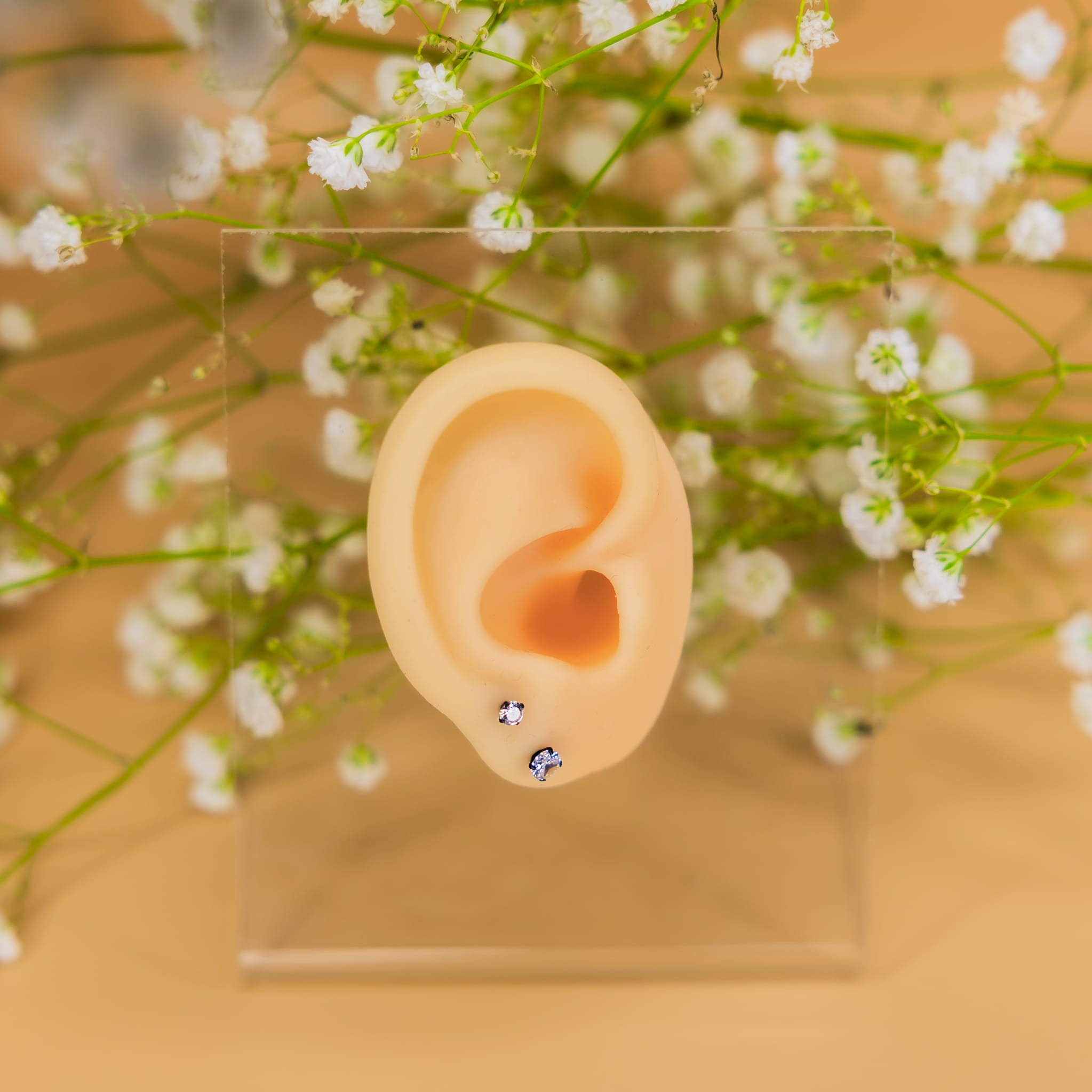 Labret-Piercing aus Titan, schwarz, mit Zirkonia.