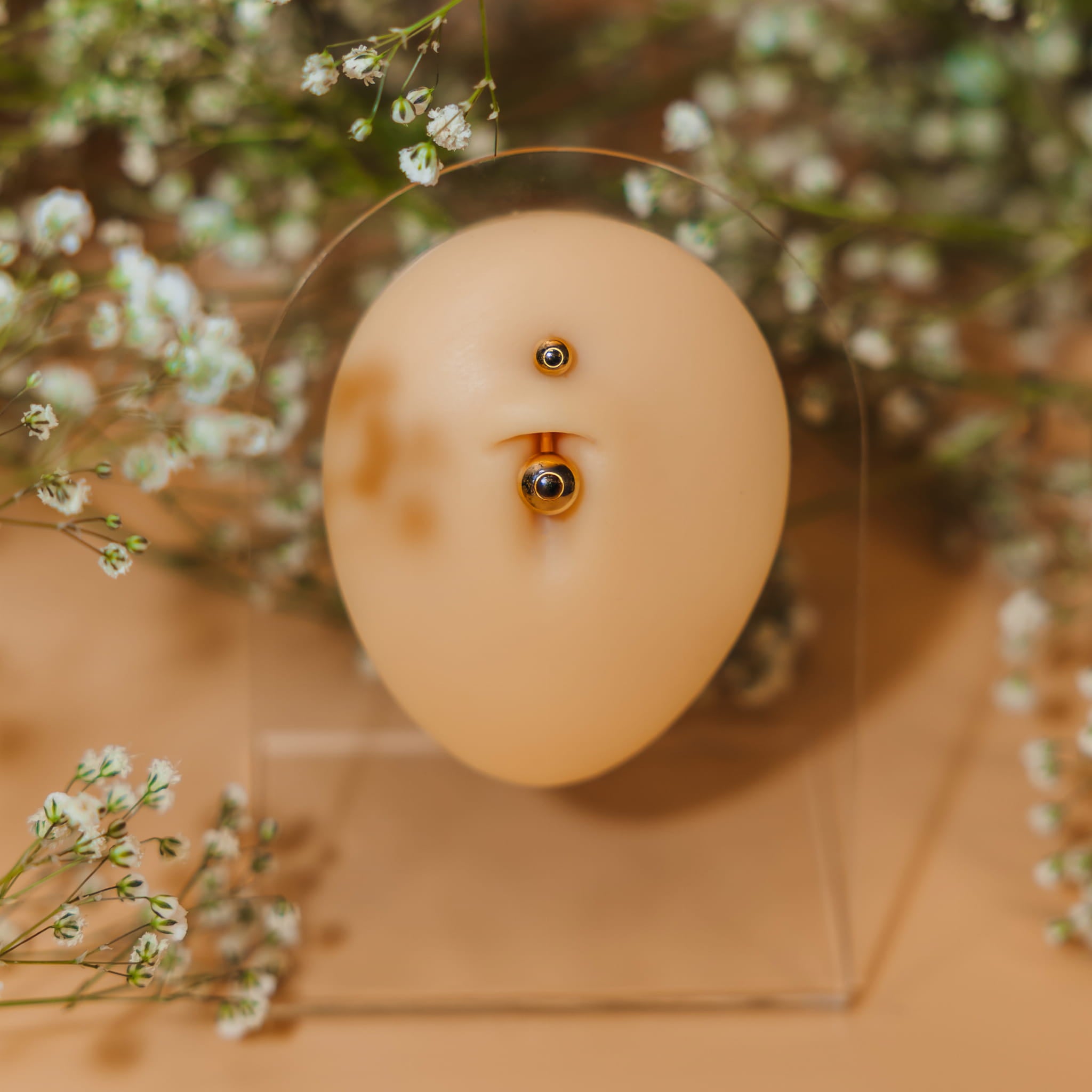 Bauchnabelpiercing aus Titan mit zwei Kugeln.