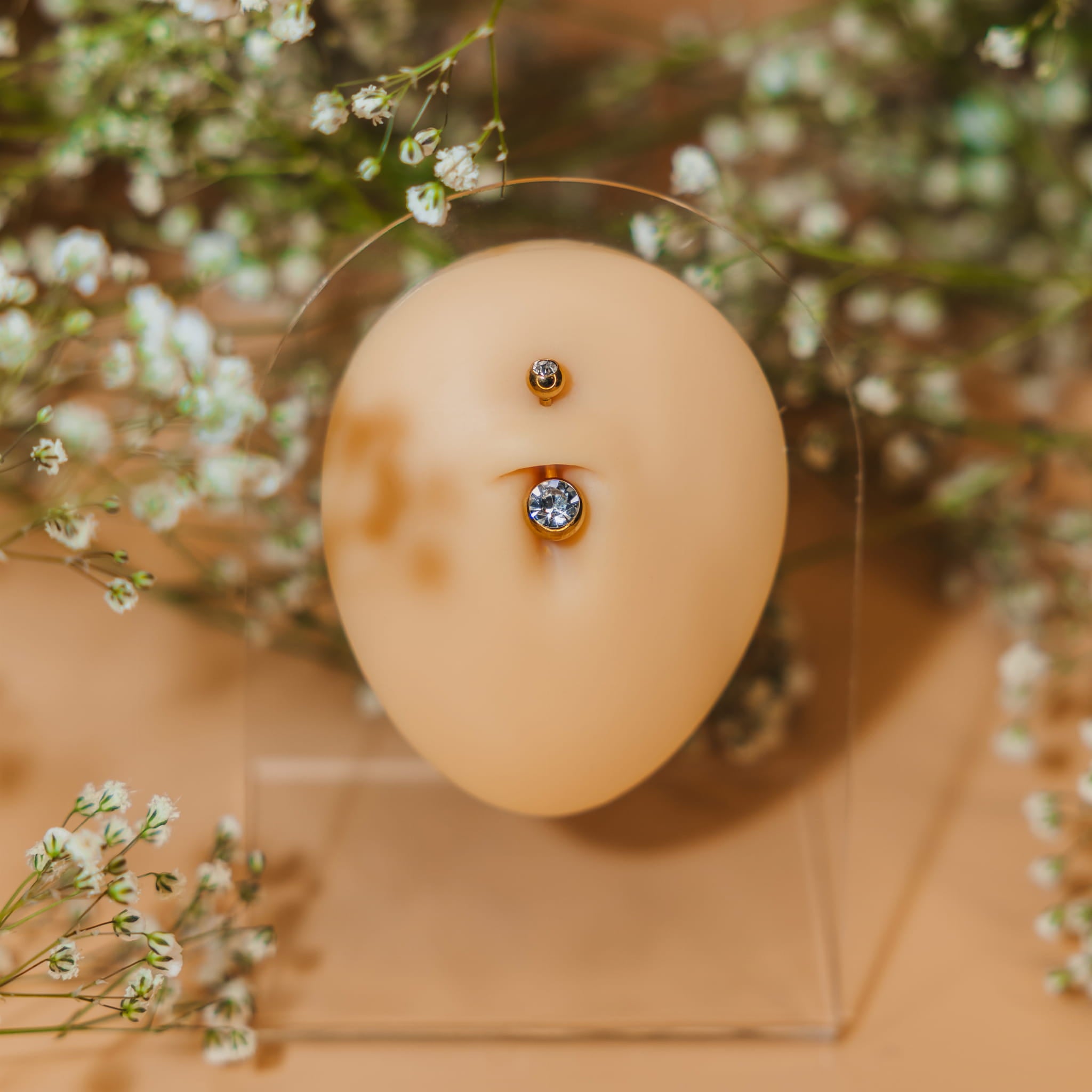 Bauchnabelpiercing aus Titan und Gold mit zwei Zirkonia