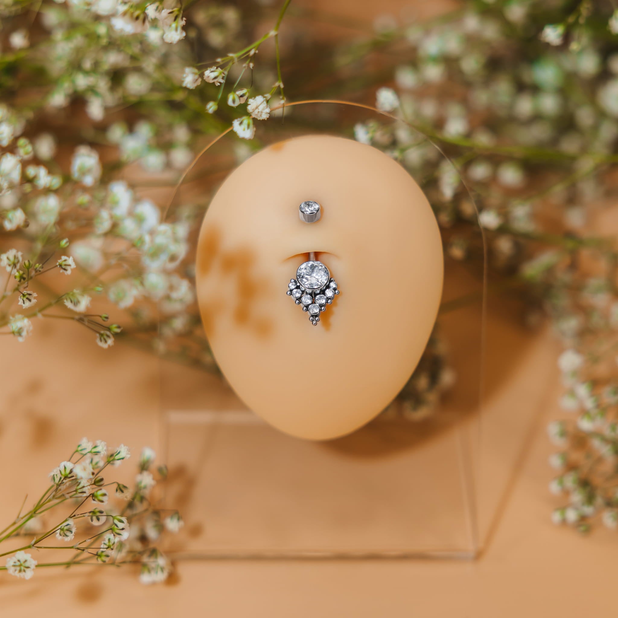 Bauchnabelpiercing aus Titan mit Zirkonen und Kugeln