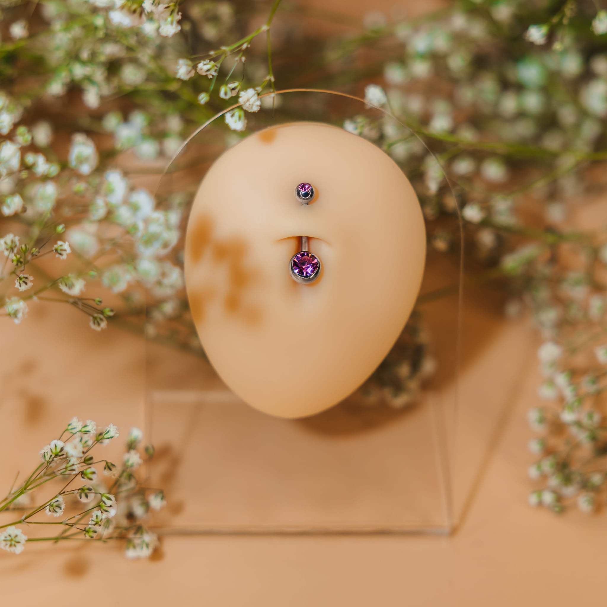Titan-Bauchnabelpiercing mit rosa Zirkonia