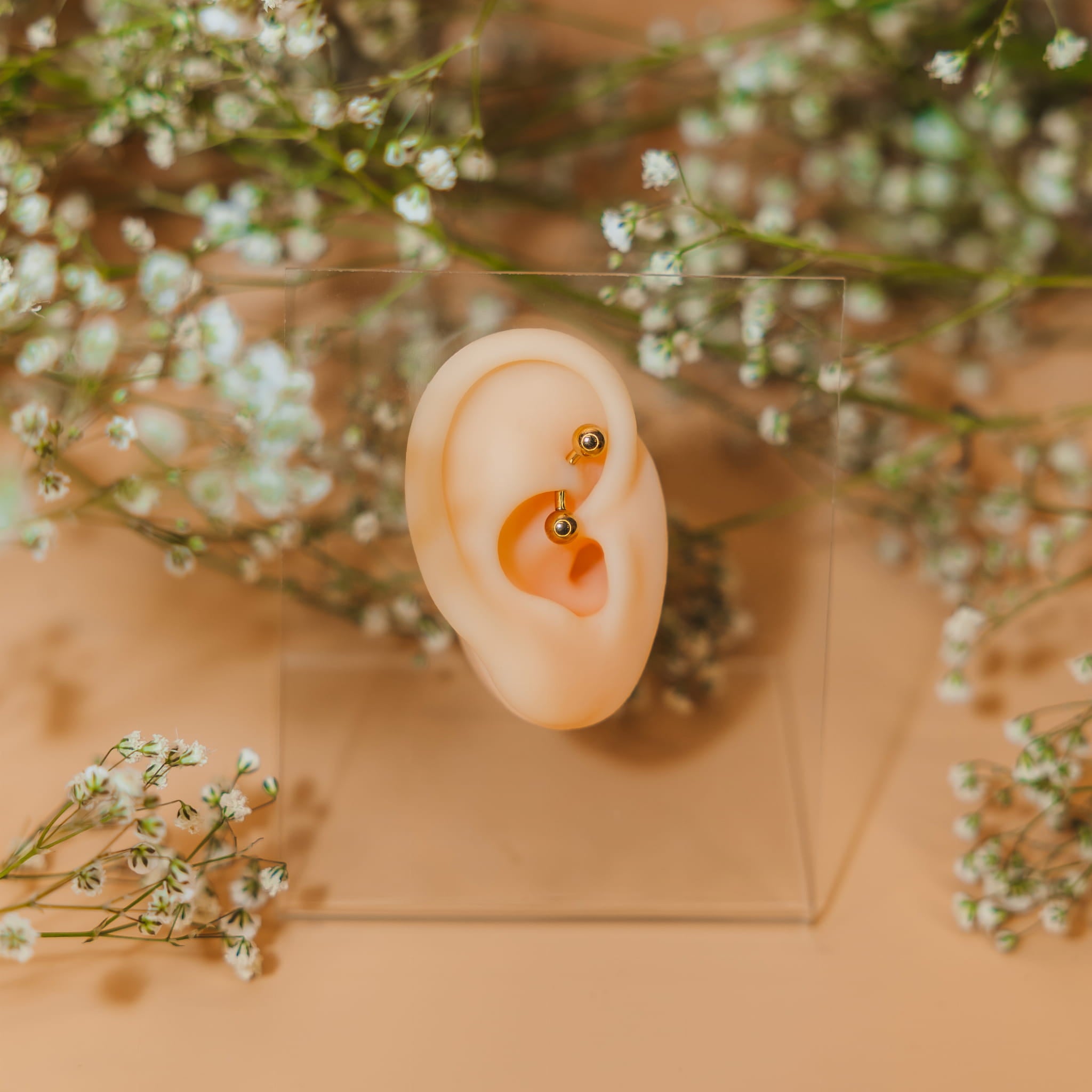 Goldene Banane mit zwei Kugeln