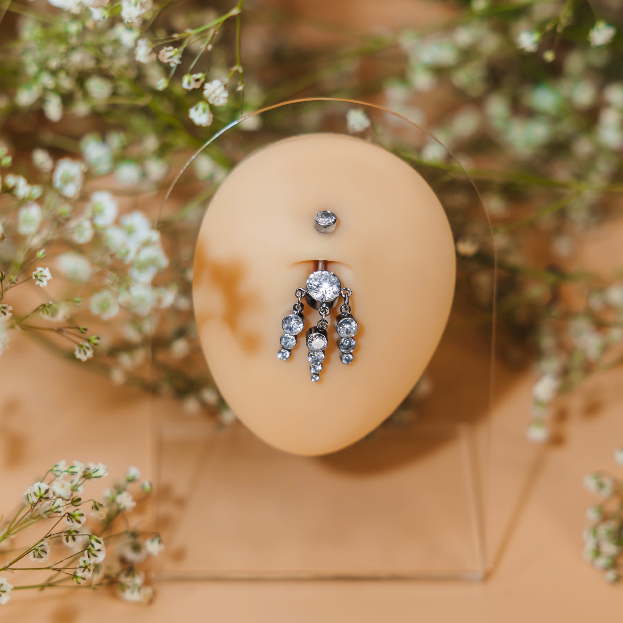 Titan-Nabelpiercing mit baumelnden Zirkonen, dreifach