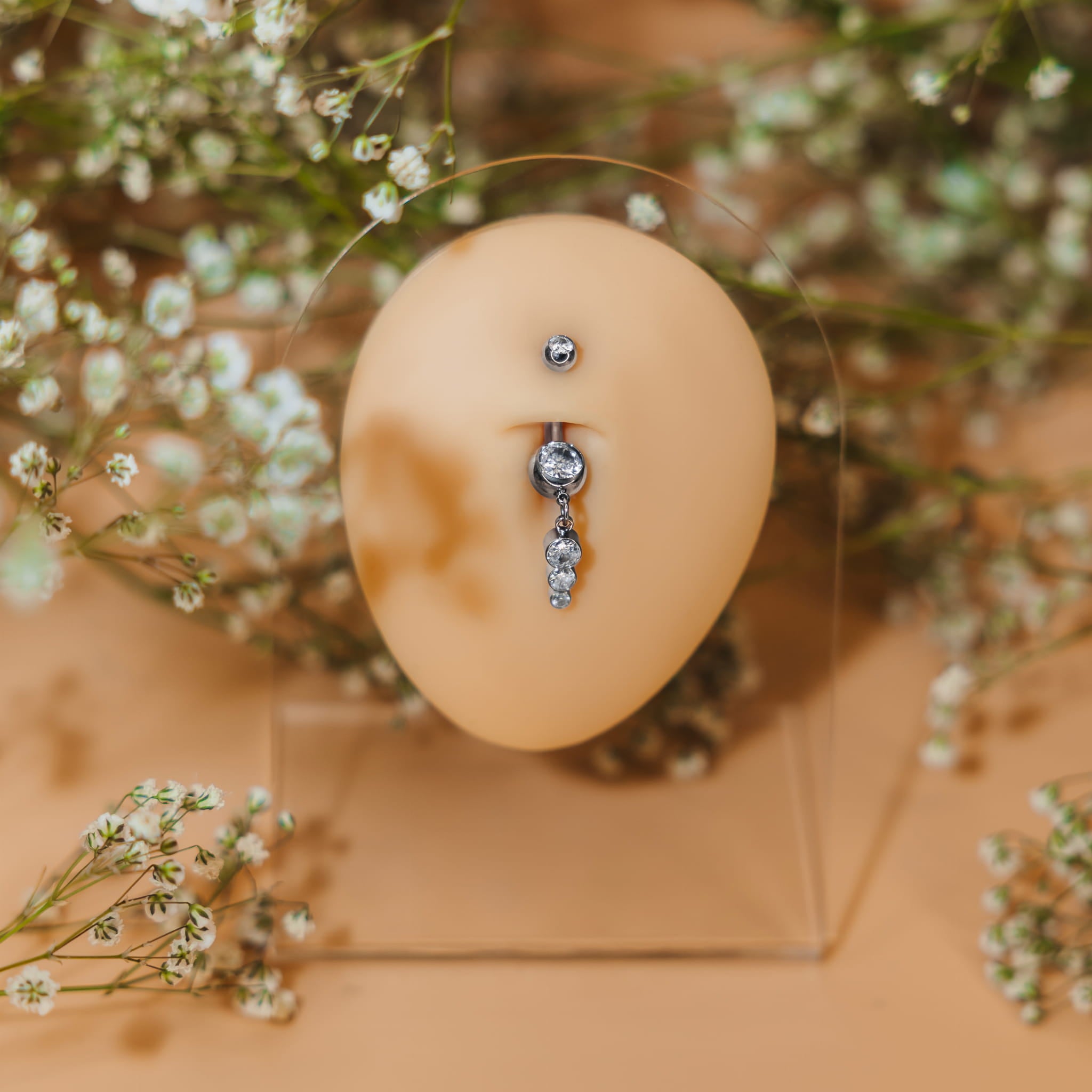 Titan-Nabelpiercing mit baumelnden Zirkonia