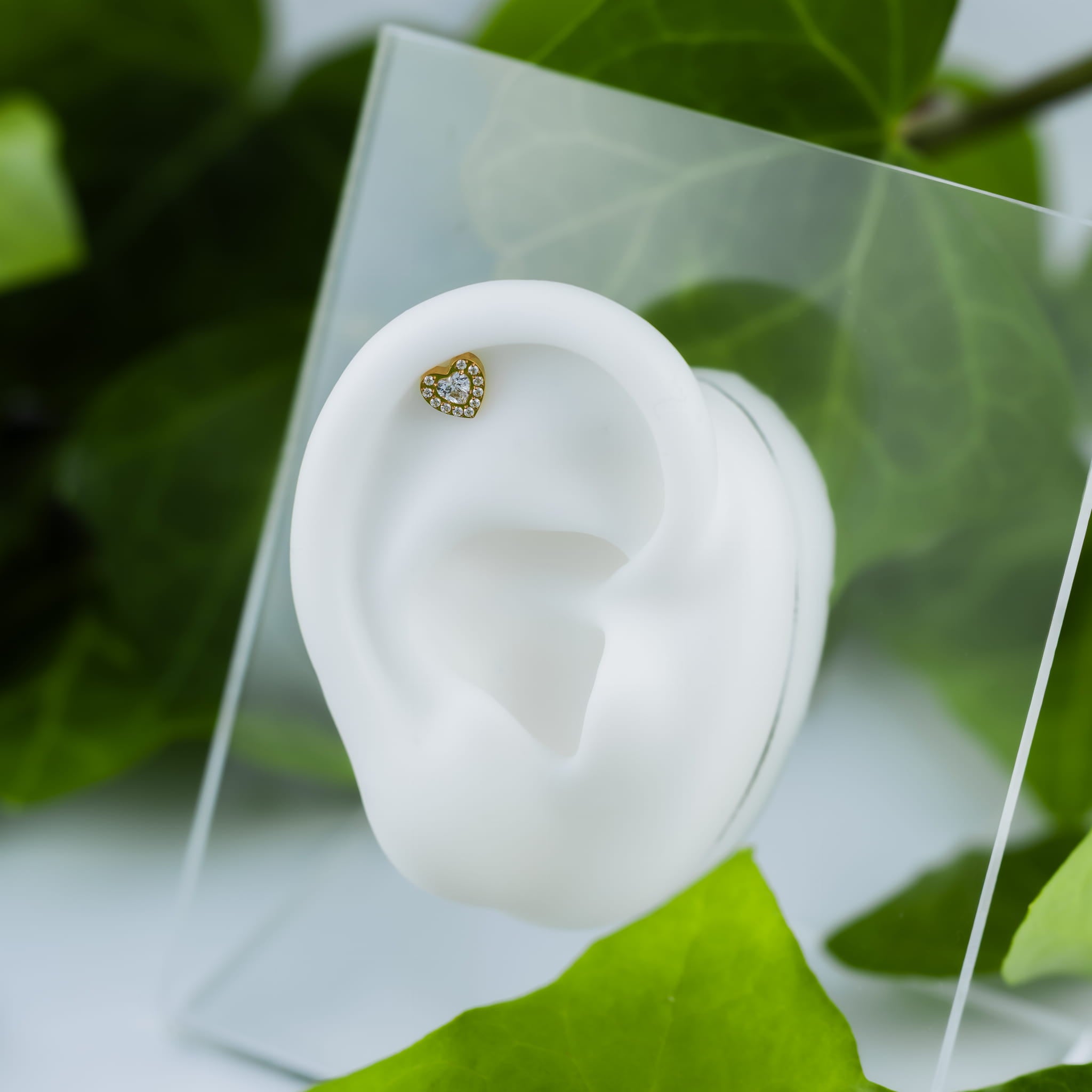 Labret-Ring aus Titan und Gold in Herzform mit Zirkonia