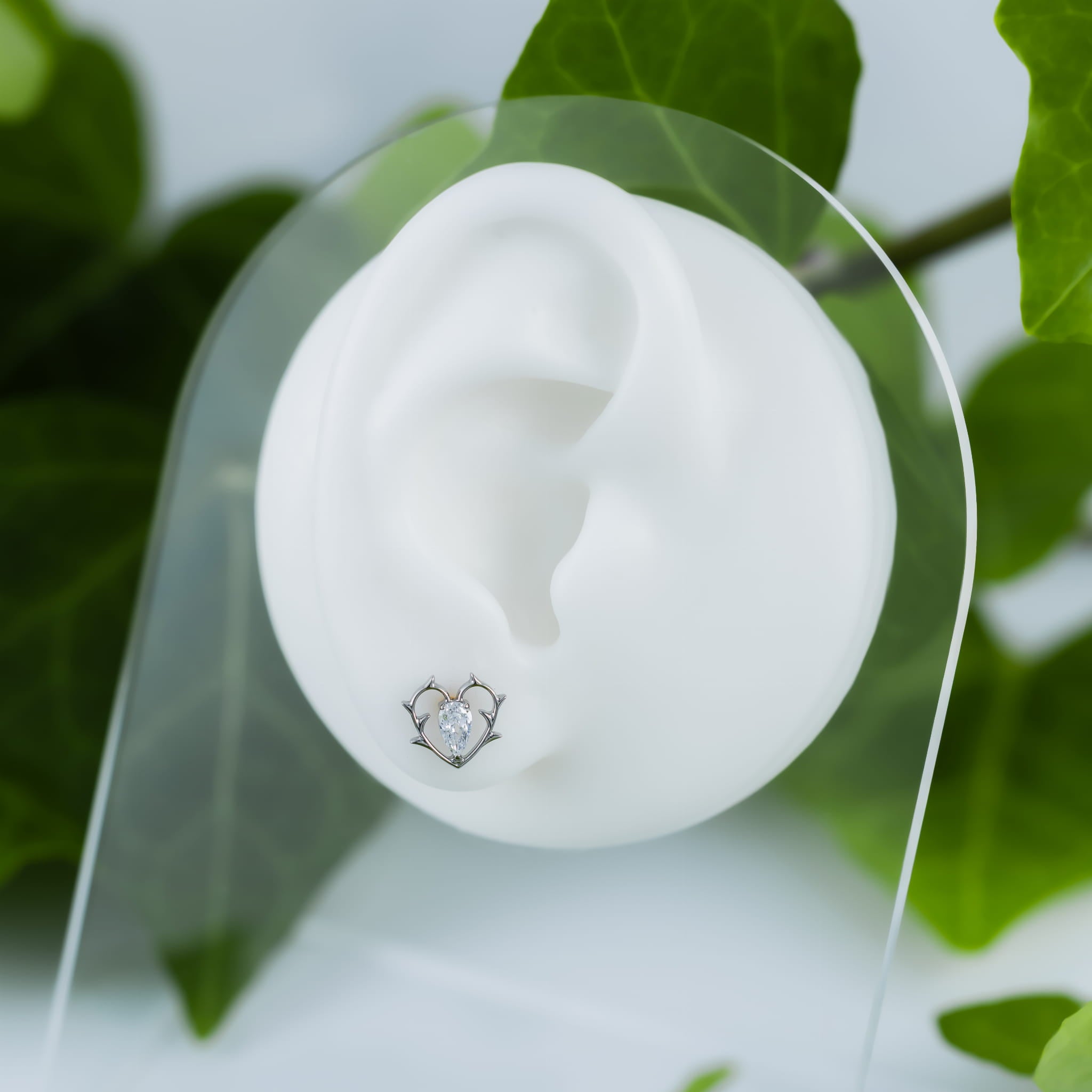 Ein Labret aus Titan in Herzform mit einem Zirkonia in der Mitte