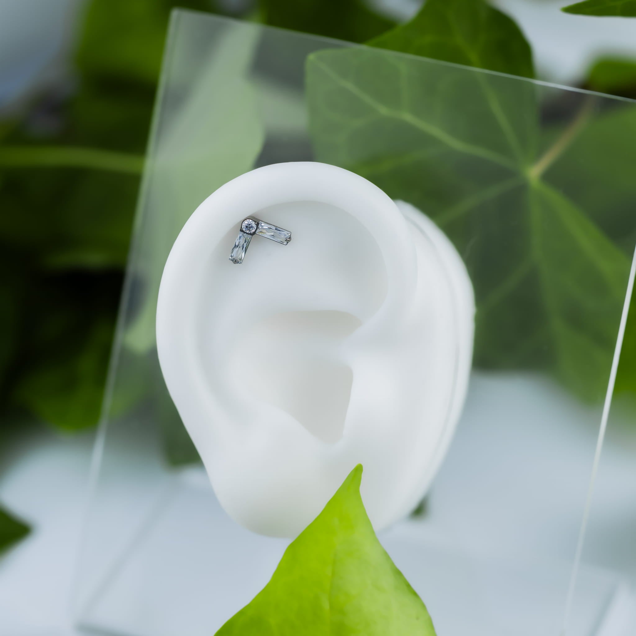 Labret aus Titan mit zwei länglichen Zirkonen