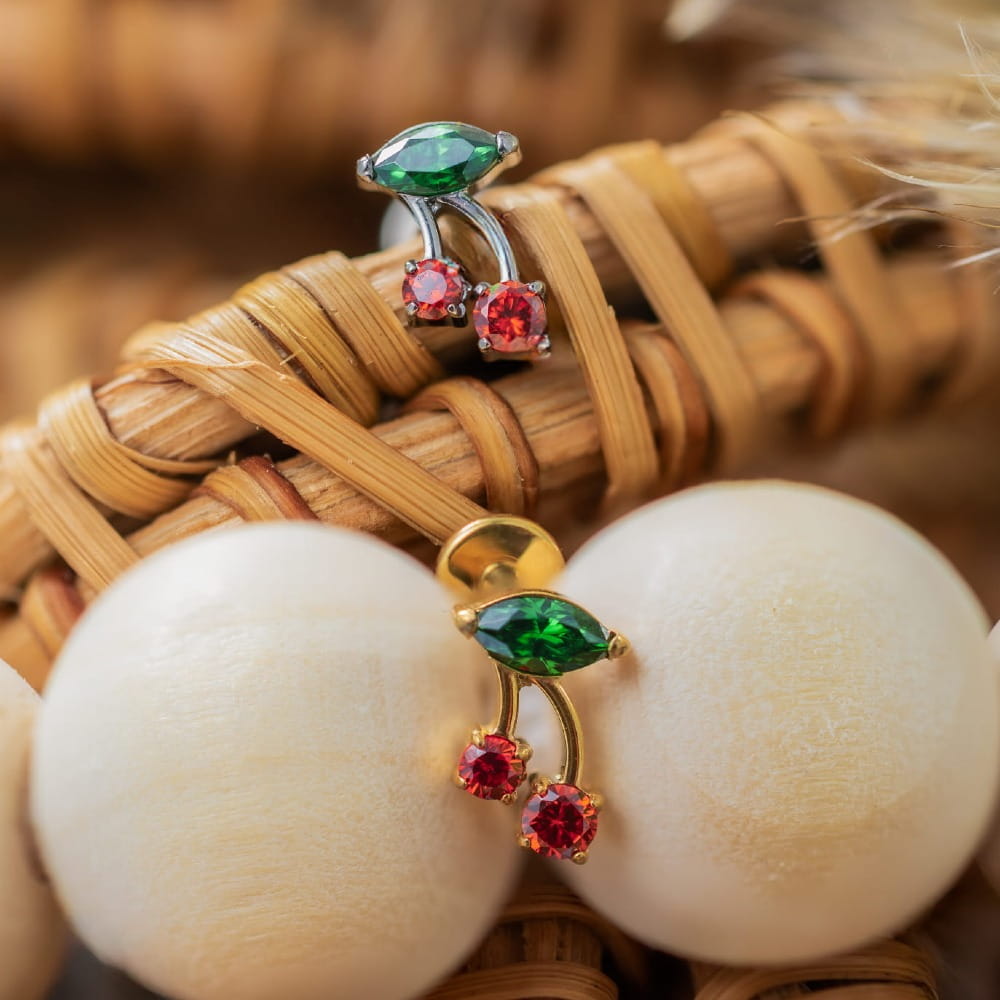 Labret aus Titangold mit Kirschmuster