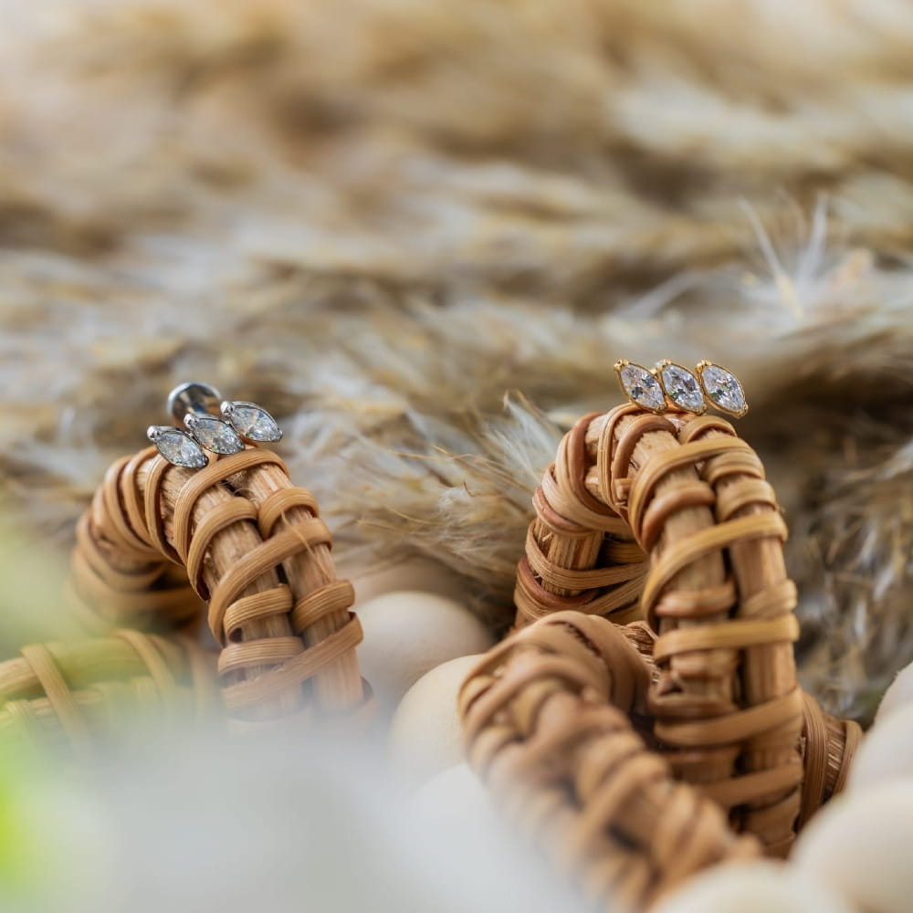 Labret-Ohrring aus Titan und Gold mit drei tropfenförmigen Zirkonen