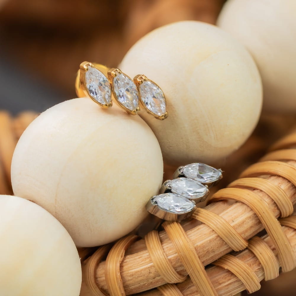 Labret-Ohrring aus Titan und Gold mit drei tropfenförmigen Zirkonen