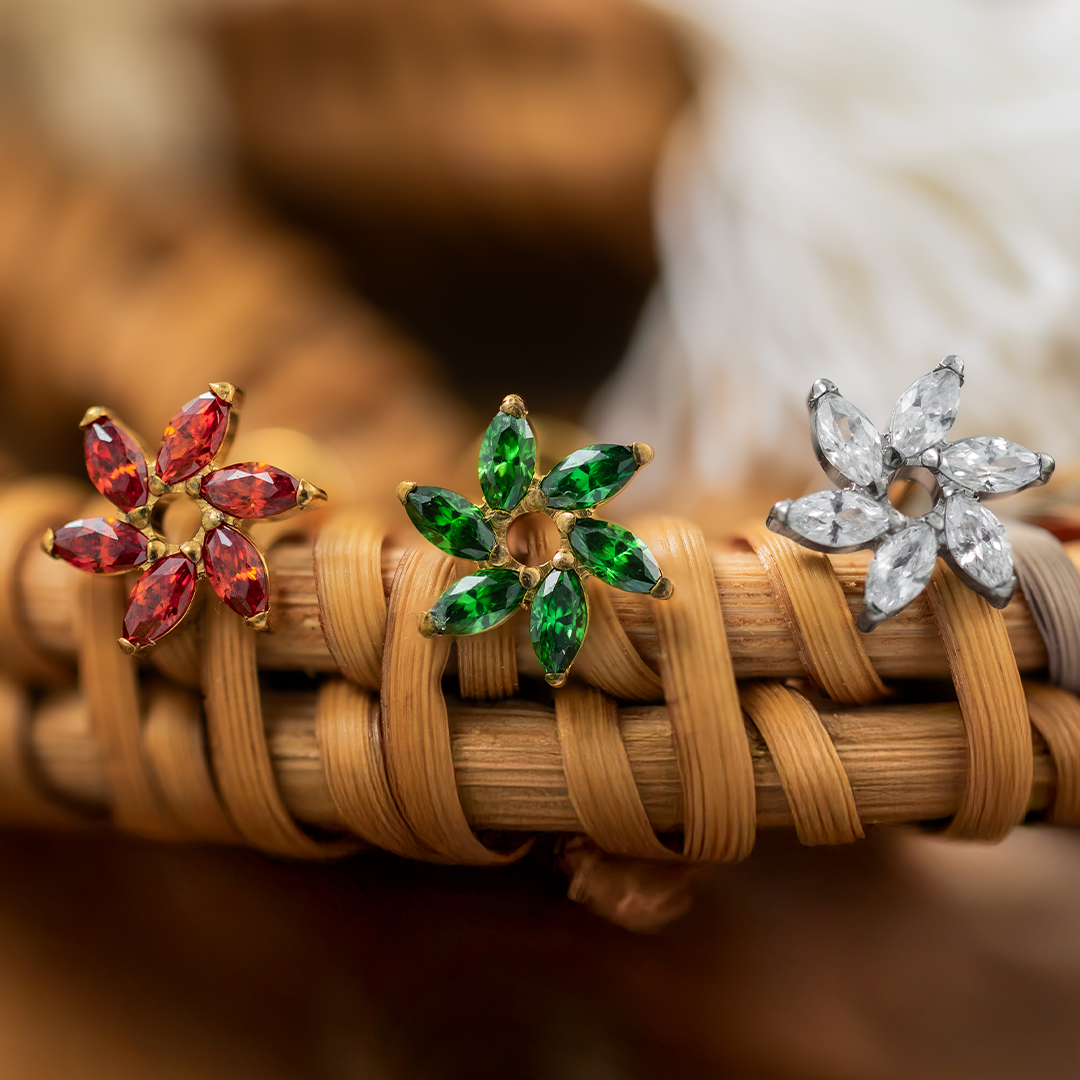 Labret aus Titangold mit Blumenmotiv und Zirkonia