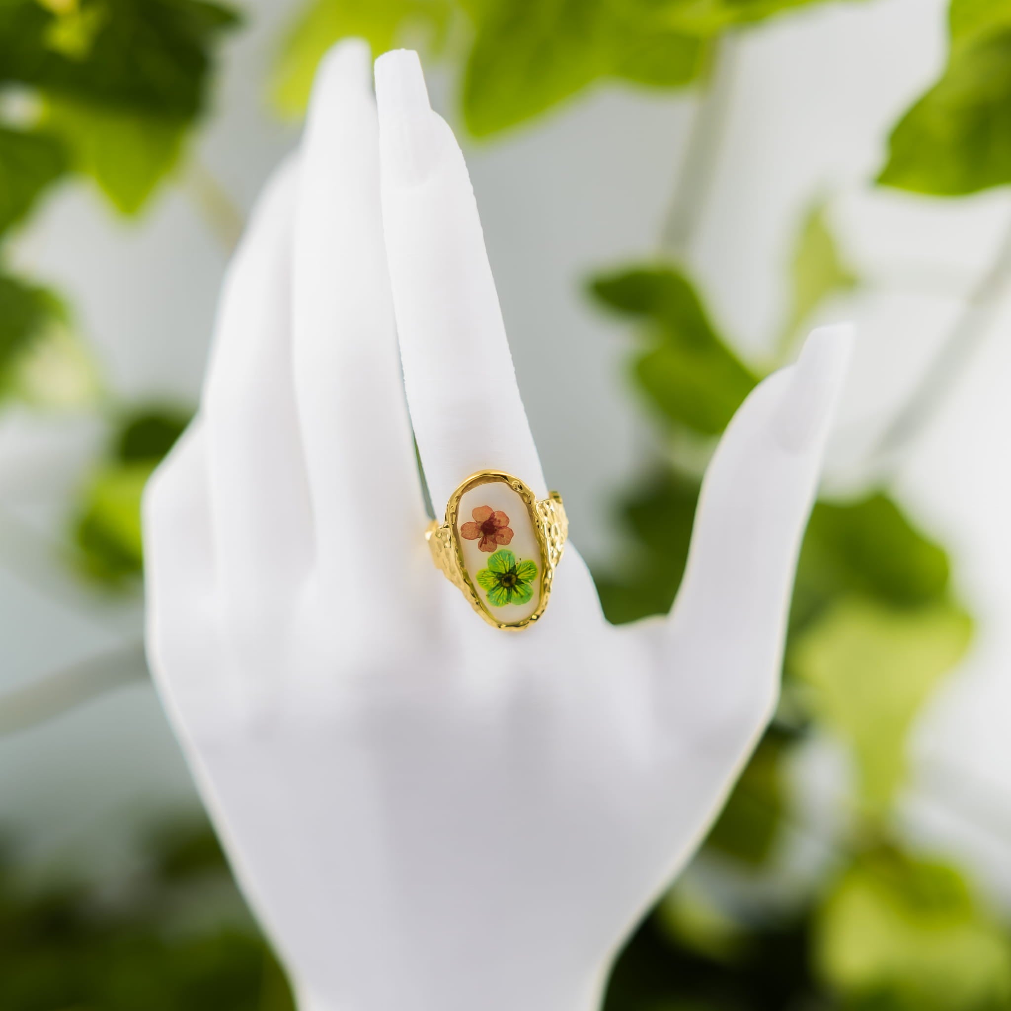 Goldring mit Blumen
