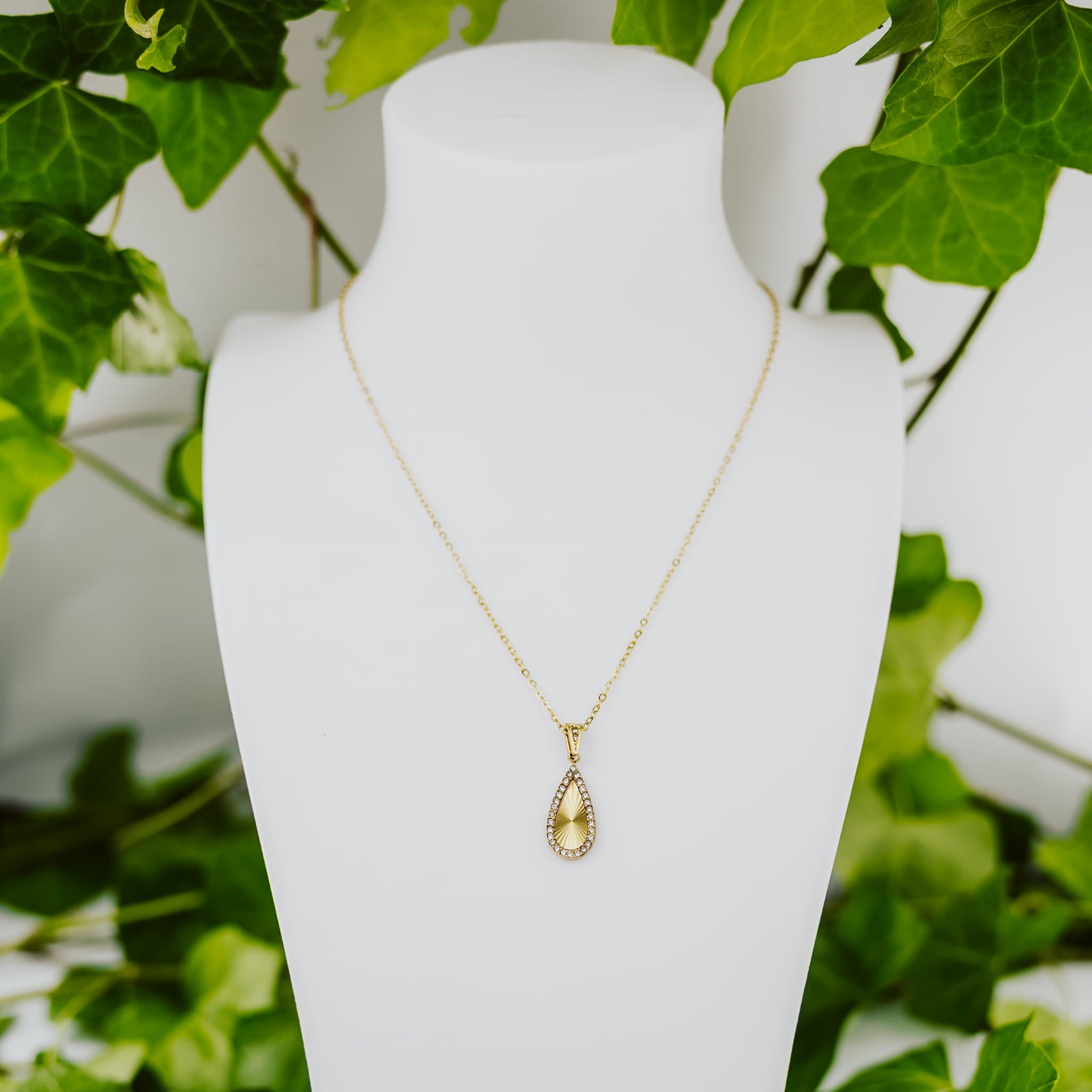 Elegante goldene Tropfenkette