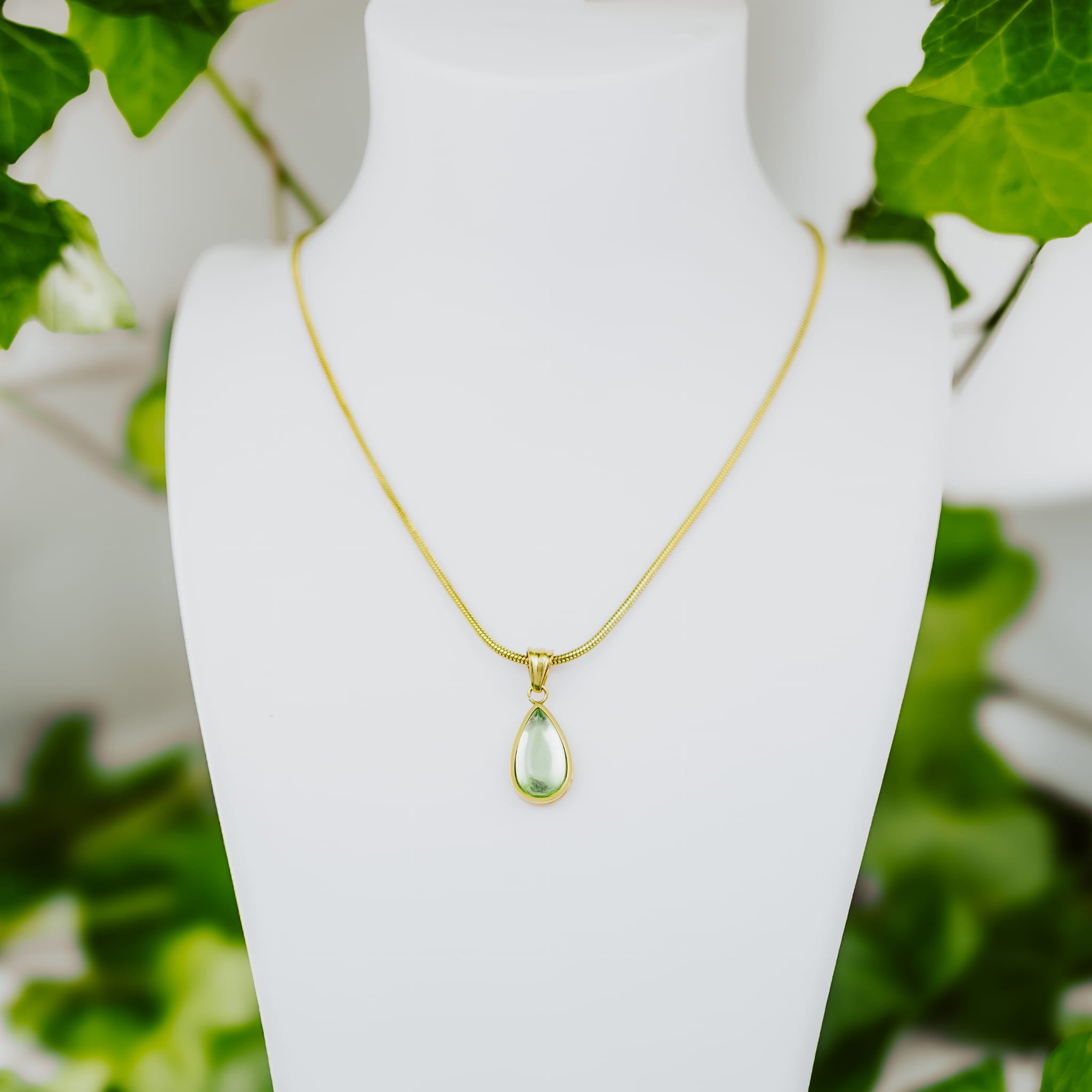 Goldene Halskette, grüne Träne der Natur