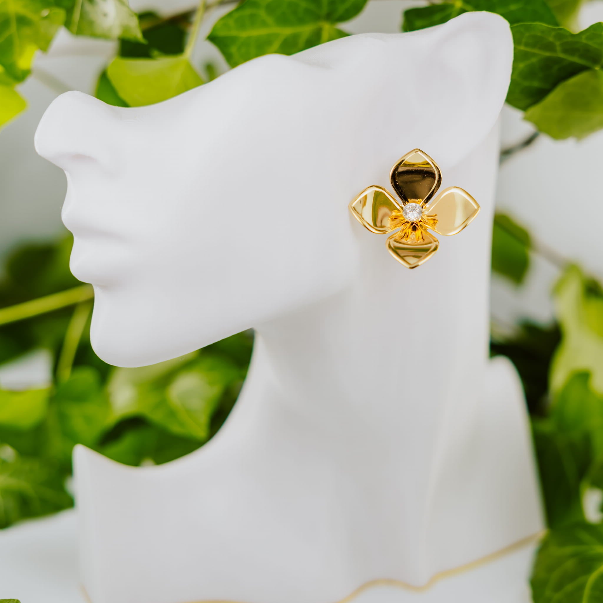 Elegante Ohrringe mit Goldflocken