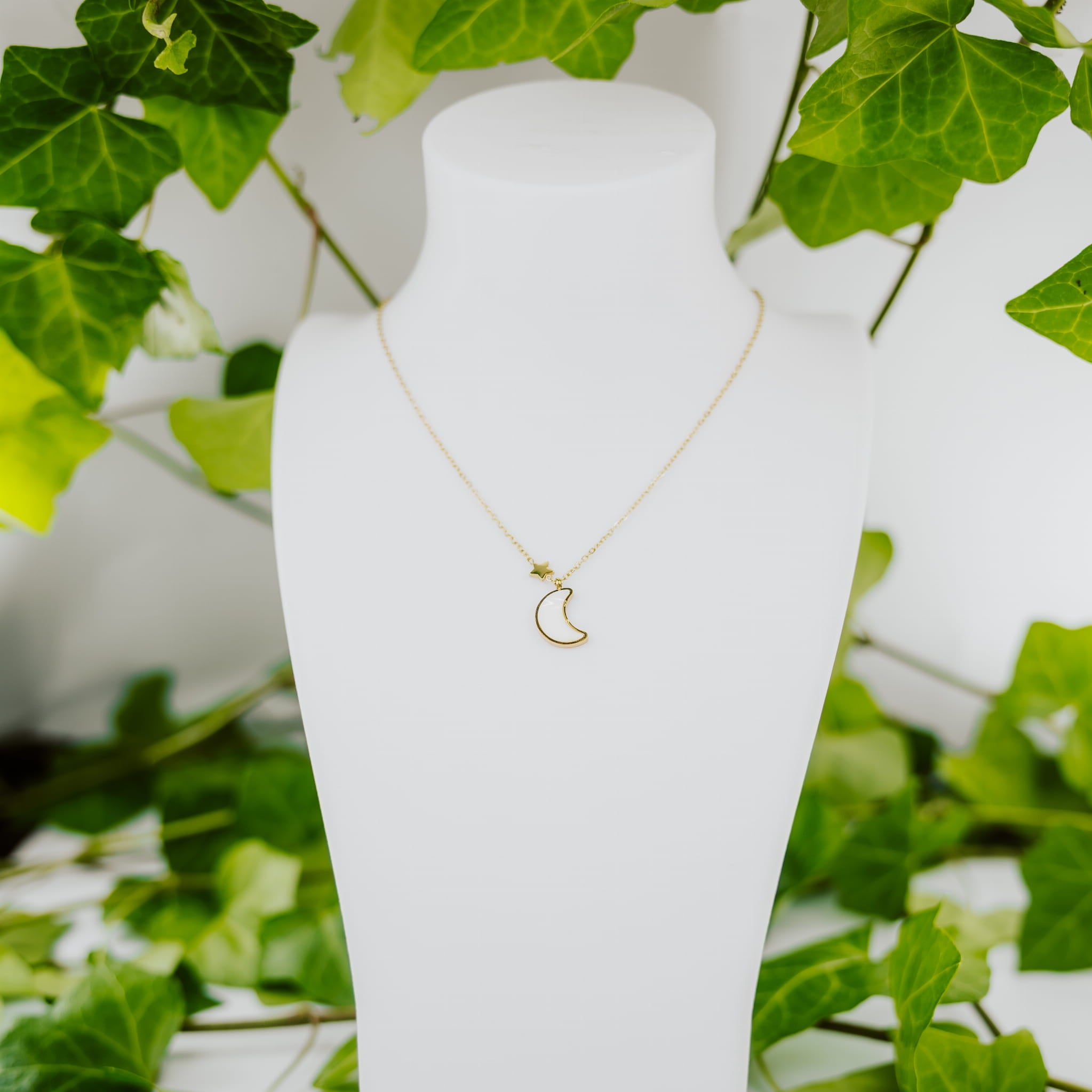 Goldene Mond- und Sternkette
