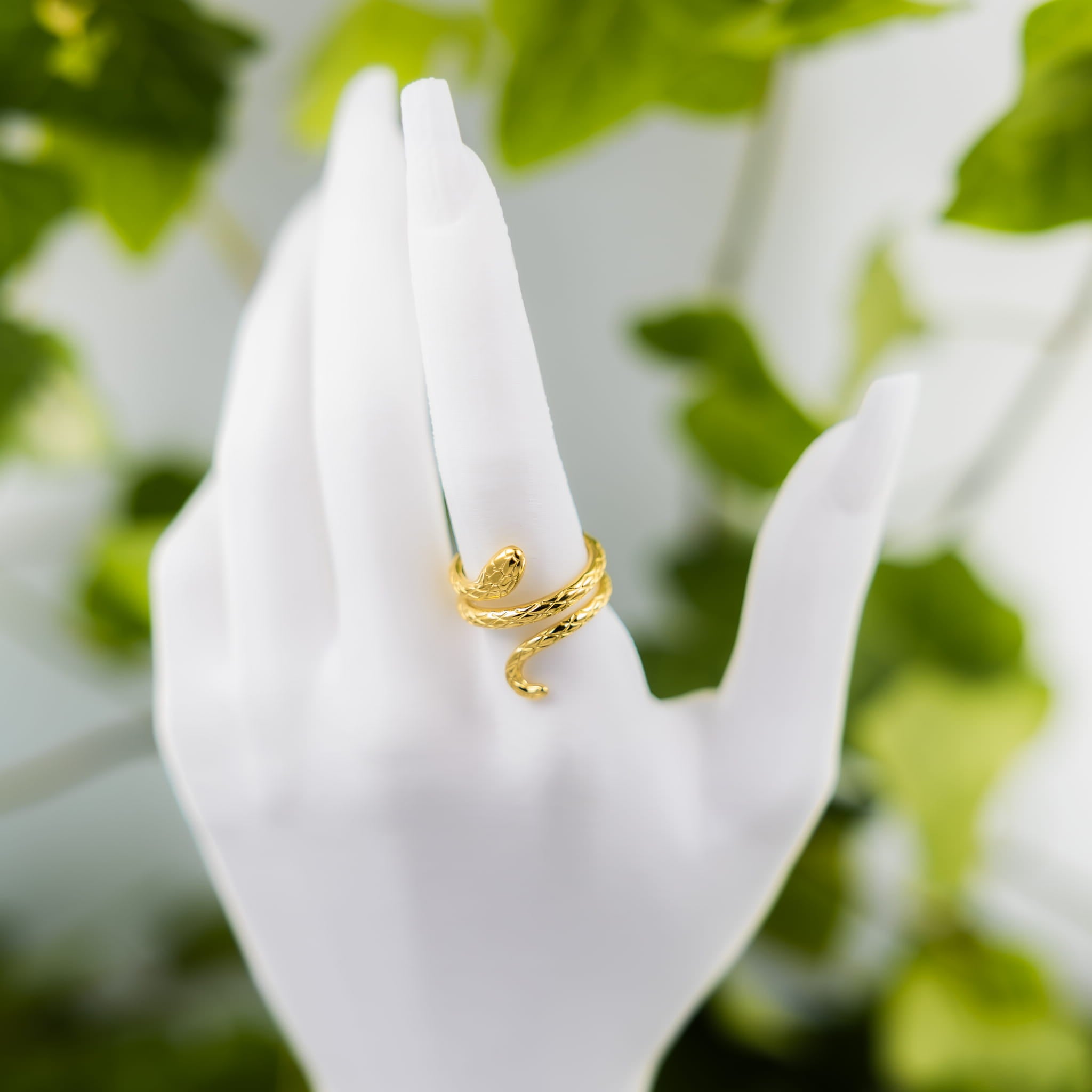 Goldring mit einer sich windenden Schlange