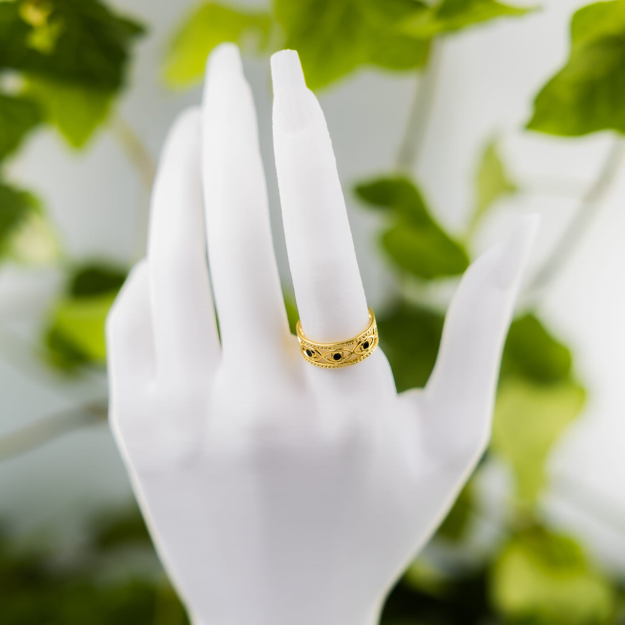 Goldring mit einem schwarzen Auge