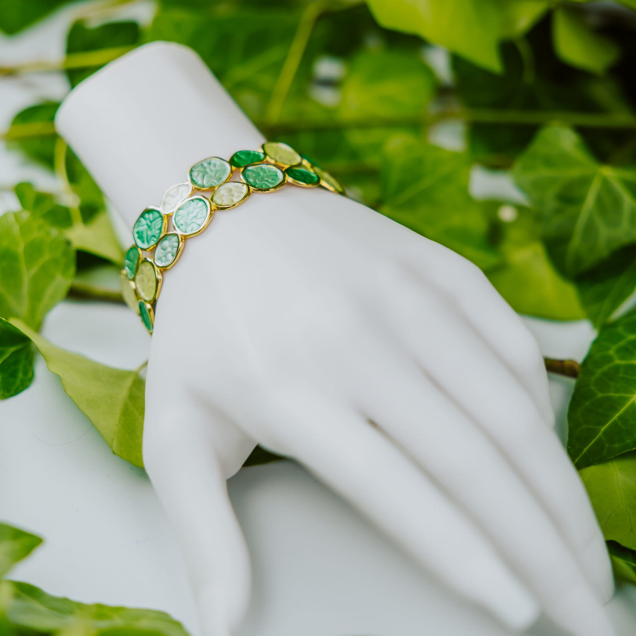 Goldfarbenes pastellgrünes Armband