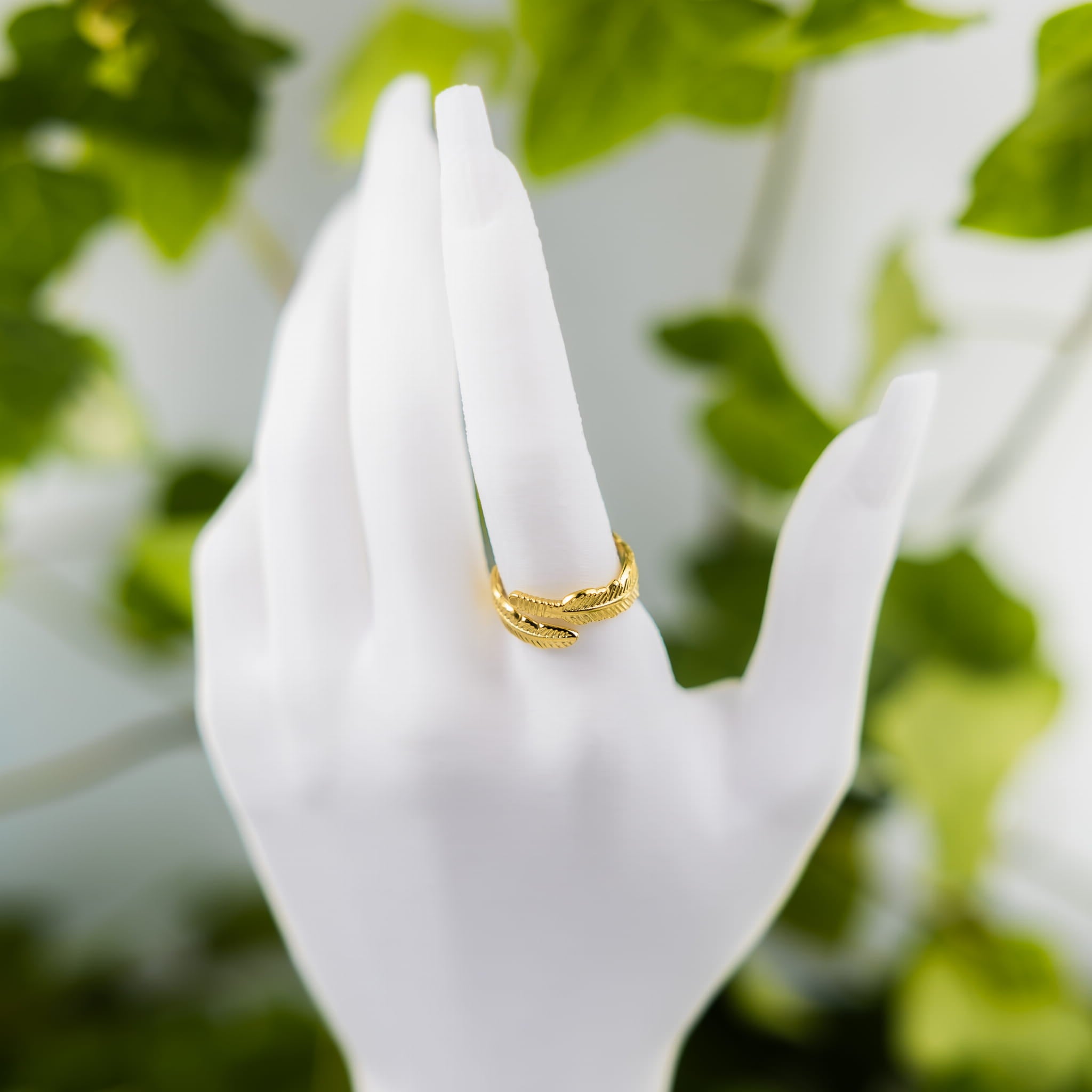 Goldring mit Federmotiv