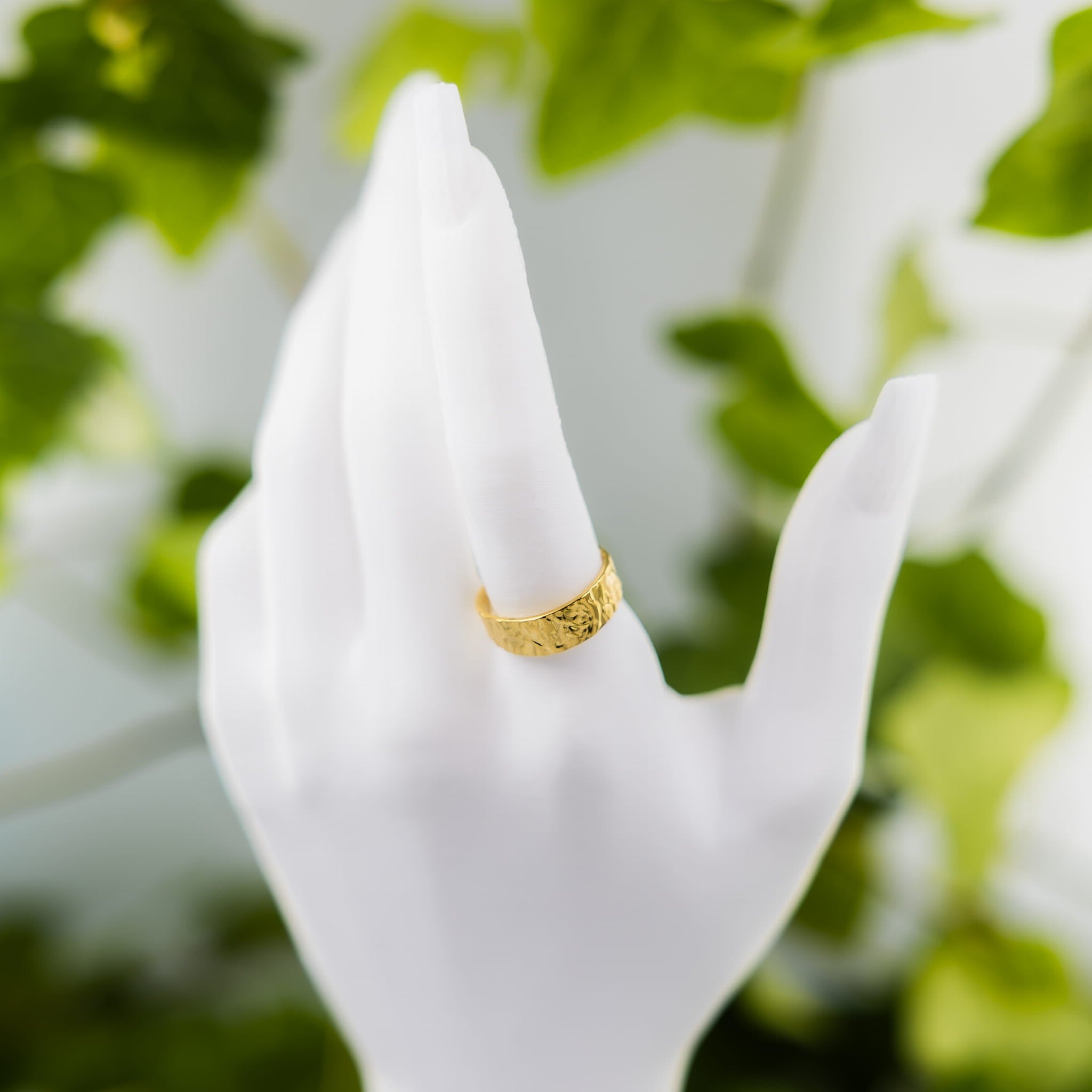 Goldring mit gehämmertem Finish