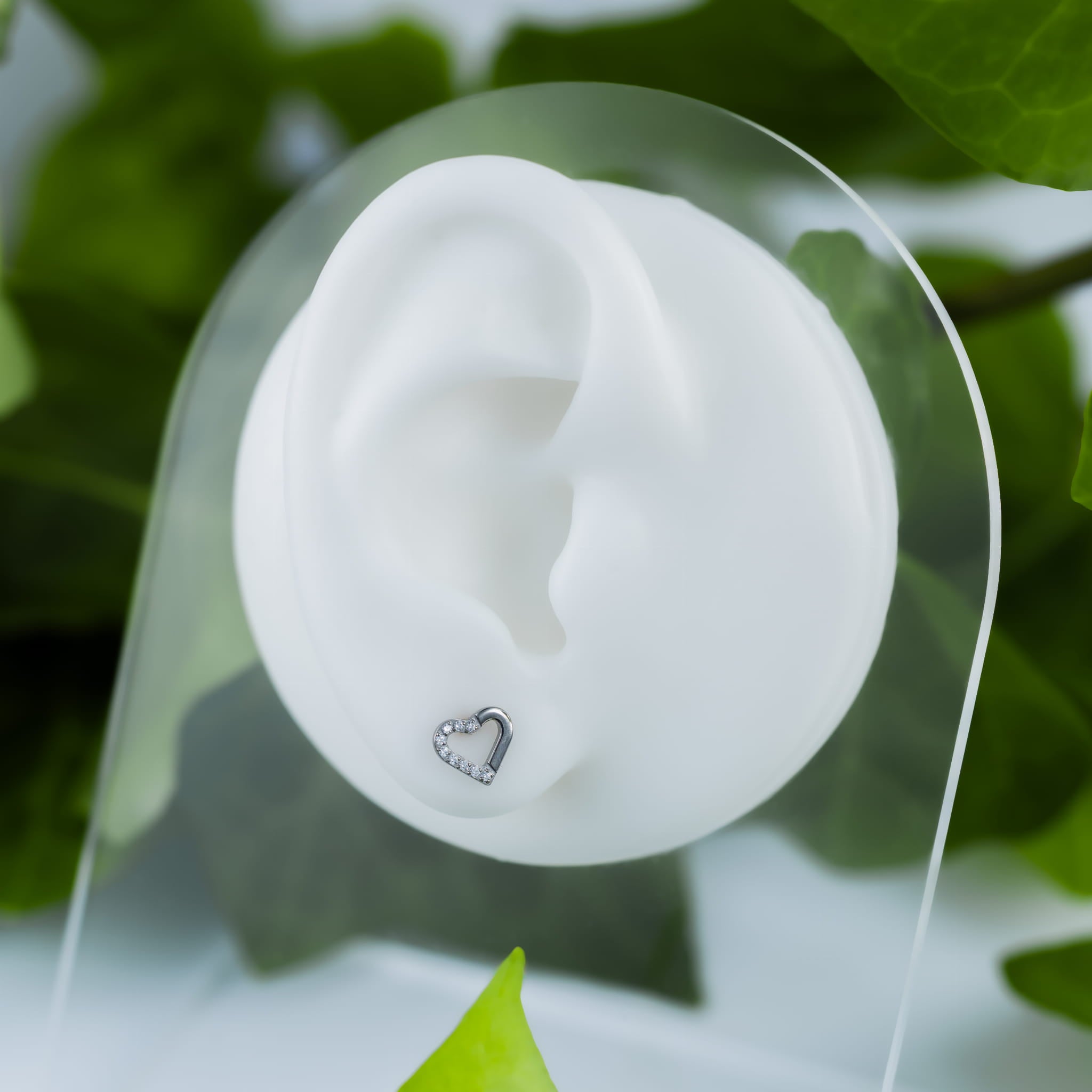 Herzförmiger Labret-Stecker aus Titan mit Zirkonia