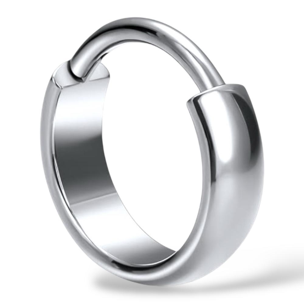 Ohrring mit Klickmechanismus aus Titan.