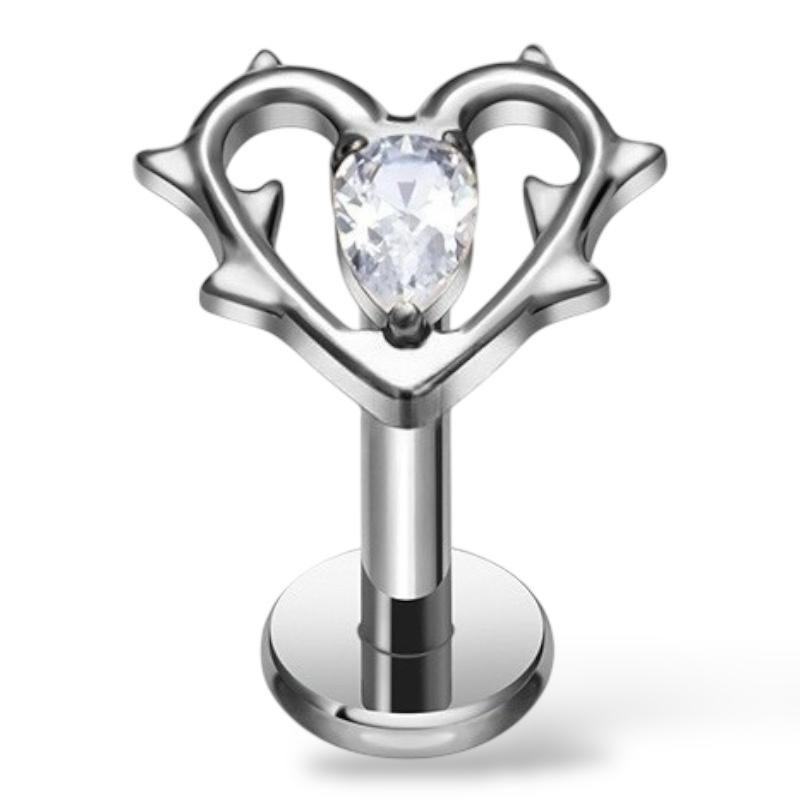 Ein Labret aus Titan in Herzform mit einem Zirkonia in der Mitte